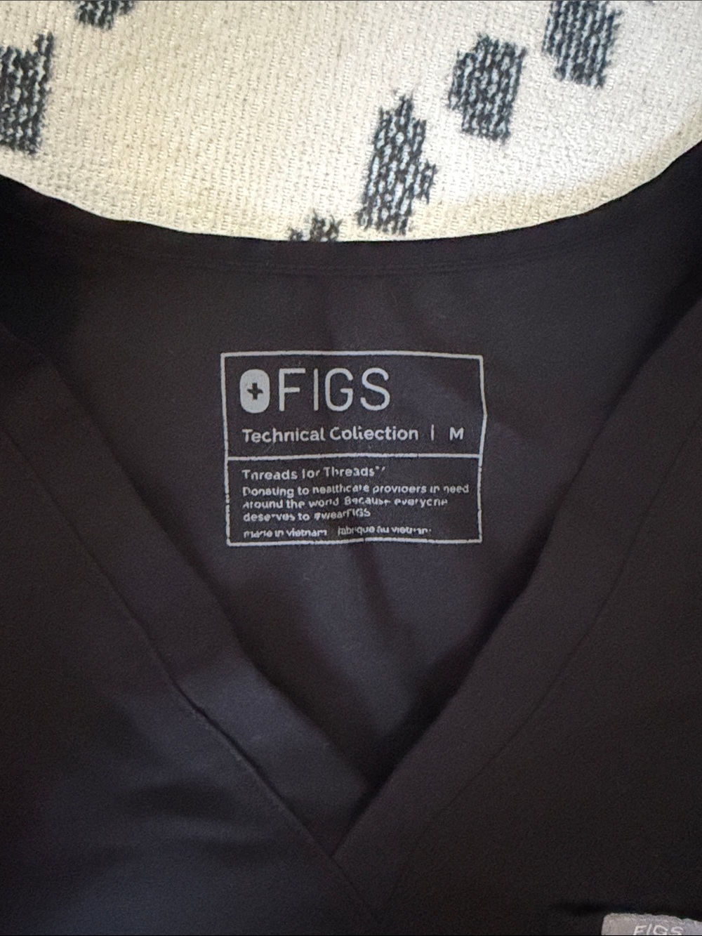 Figs Women’s Arua Cropped Black V-Neck One-pocket Scrub Top - Picture 2 of 4